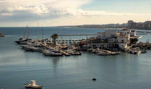 La storia del Barion, il circolo nautico ospitato in una "nave" adagiata sul mare di Bari